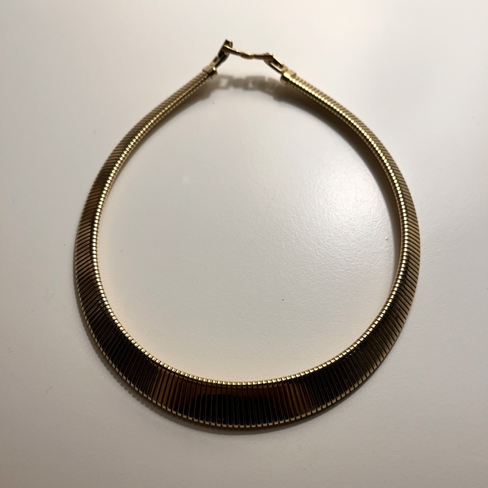 Elegant gold necklace
